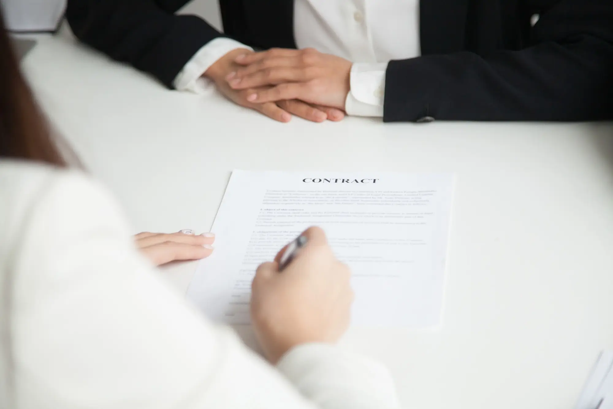 Acasă - Diferenta dintre un contract sub semnatura privata si un contract notarial