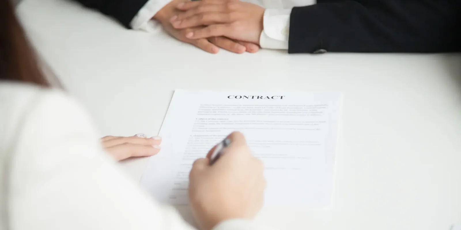 Diferența dintre un contract sub semnătură privată și un contract notarial
